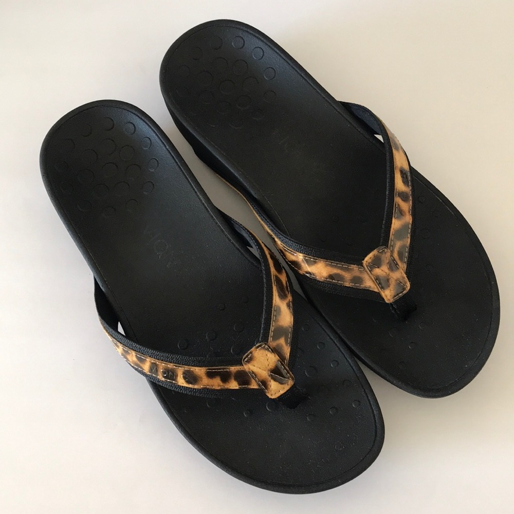 10 Wide Vionic Cheetah Flip Flops